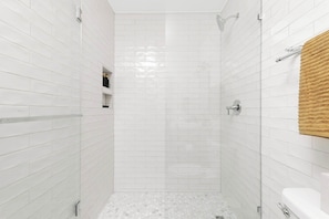 Douche, séchoir à cheveux, serviettes fournies