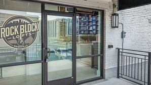 Fachada con puerta de vidrio, un letrero que dice "Rock Block Lots - Nashville" y el número "2105" sobre la puerta.