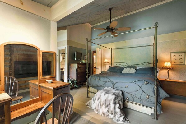 2 bedrooms, desk, iron/ironing board, WiFi