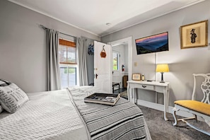 4 bedrooms, desk, iron/ironing board, WiFi - The Whistle Stop – A Timeless Charm / Nostalgic (Dillsboro)