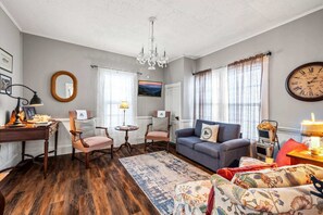 Televisie, een open haard en een kantoor