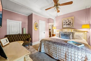 4 slaapkamers, een bureau, een strijkplank/strijkijzer, wifi