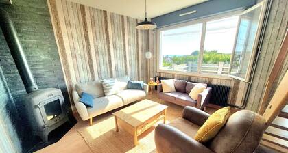 House 1km from beach, terrace, fireplace, games