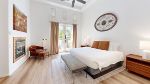 2 chambres, bureau, fer et planche à repasser, lit de bébé portatif