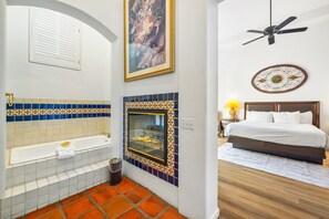 2 habitaciones, escritorio y tabla de planchar con plancha