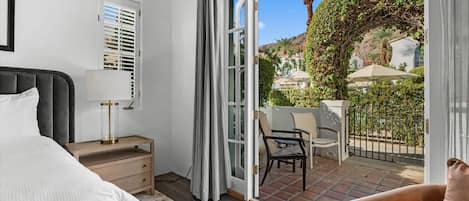 2 habitaciones, escritorio y tabla de planchar con plancha