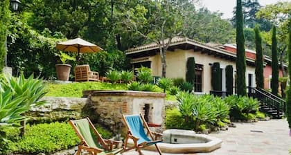 Hermosa Villa Antigua Guatemala 1 km parque, piscina climatizada shuttle parqueo