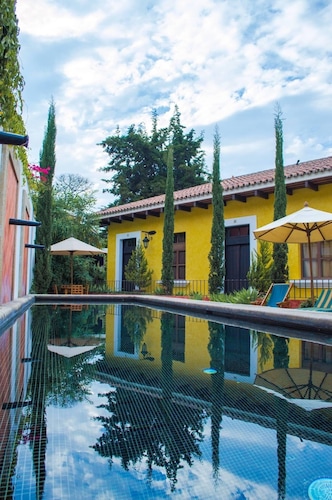 Beautiful Villa Antigua Guatemala 1 km park, heated swimming pool shuttle parking