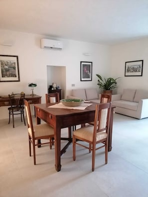 Dining - An Oasis of History and Relaxation (Mazzarino)