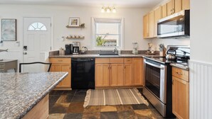 Coffee/tea maker, fridge, microwave, oven - Cozy Oceanblock Condo - Steps To The Beach (Ocean City)