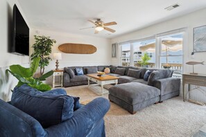 Télévision, livres, espaces bureaux