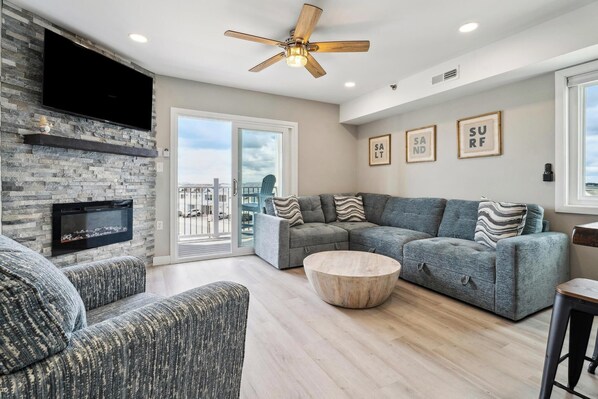 Televisión, chimenea, libros y oficina 