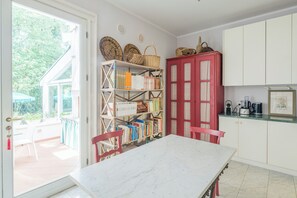 Apartment, 6 Bedrooms, Accessible, Private Pool | Dining room
