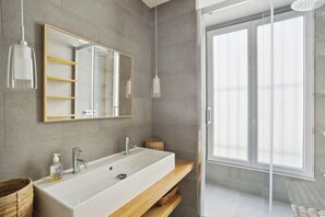 Căn hộ trung tâm thành phố, 2 phòng ngủ, không hút thuốc, quang cảnh sân vườn | Phòng tắm