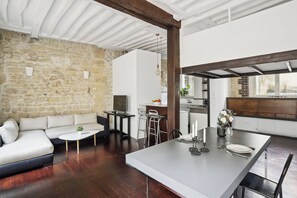 City-Apartment, 2 Schlafzimmer, Nichtraucher, Blick auf den Innenhof | Wohnbereich | 40-Zoll-Flachbildfernseher mit Satellitenempfang