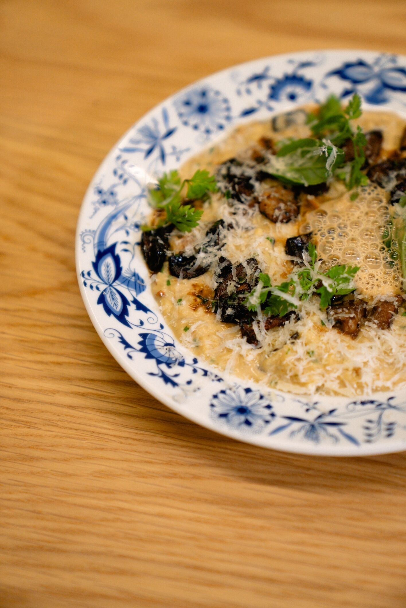 Un plato de comida con un borde decorado en azul y blanco.