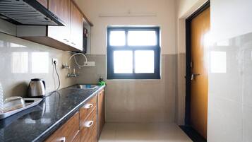 Kühlschrank, Mikrowelle, Wasserkocher, Kochgeschirr/Geschirr/Besteck