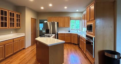 Spacious 4-bedroom house in charming Gresham with WiFi, AC, kitchen appliances,