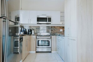 Fridge, oven, stovetop, coffee/tea maker