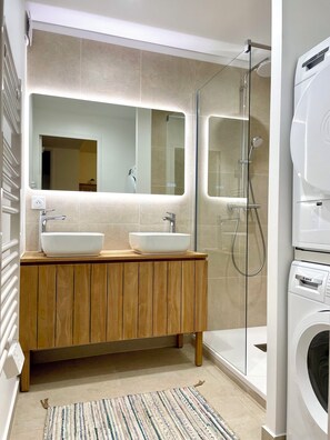 Dusche, Haartrockner, Handtücher, Seife