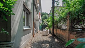 A narrow alleyway with a gravel path, a bench, and a small table. - Ca' Orso Marino (Venice)