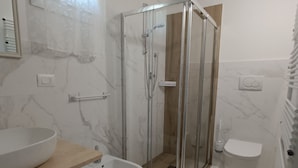 Een douche, een bidet, handdoeken, zeep