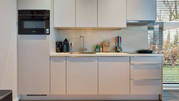 Een koelkast, een magnetron, een oven, een vaatwasser