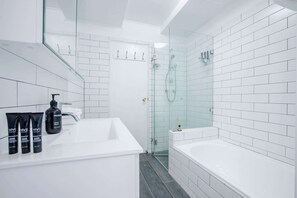 淋浴设施、吹风机、毛巾