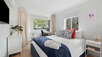 1 habitación, escritorio, tabla de planchar con plancha y wifi