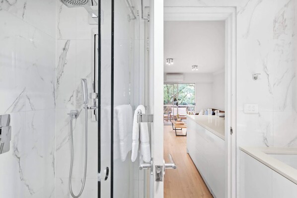 Douche, séchoir à cheveux, serviettes fournies
