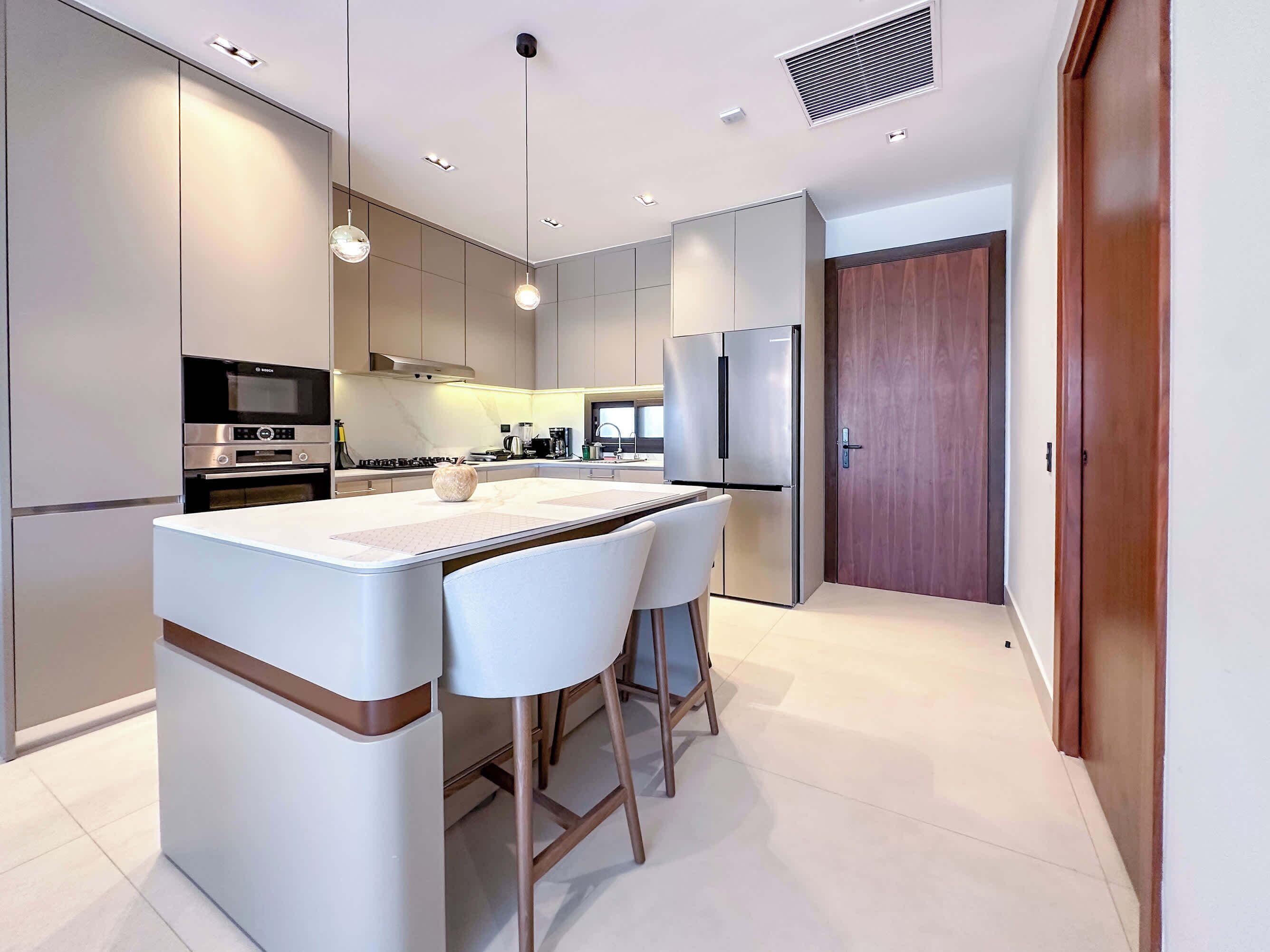 Kjøleskap, mikrobølgeovn, ovn og kokeplater