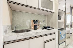 Appartement, 1 chambre, vue ville | Cuisine privée | Mini réfrigérateur, micro-ondes, plaque de cuisson