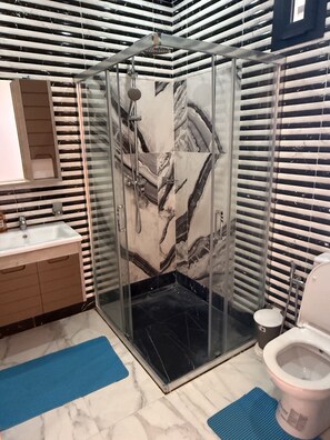 Douche, serviettes fournies, savon, papier toilette