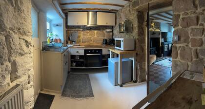Burtys Snug Cromford UNESCO Peak District central village studio - Pet Friendly