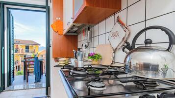Standaard appartement, 2 slaapkamers (Casa Nancy) | Privékeuken | Een koelkast, een oven, een kookplaat, een koffiezetapparaat/waterkoker