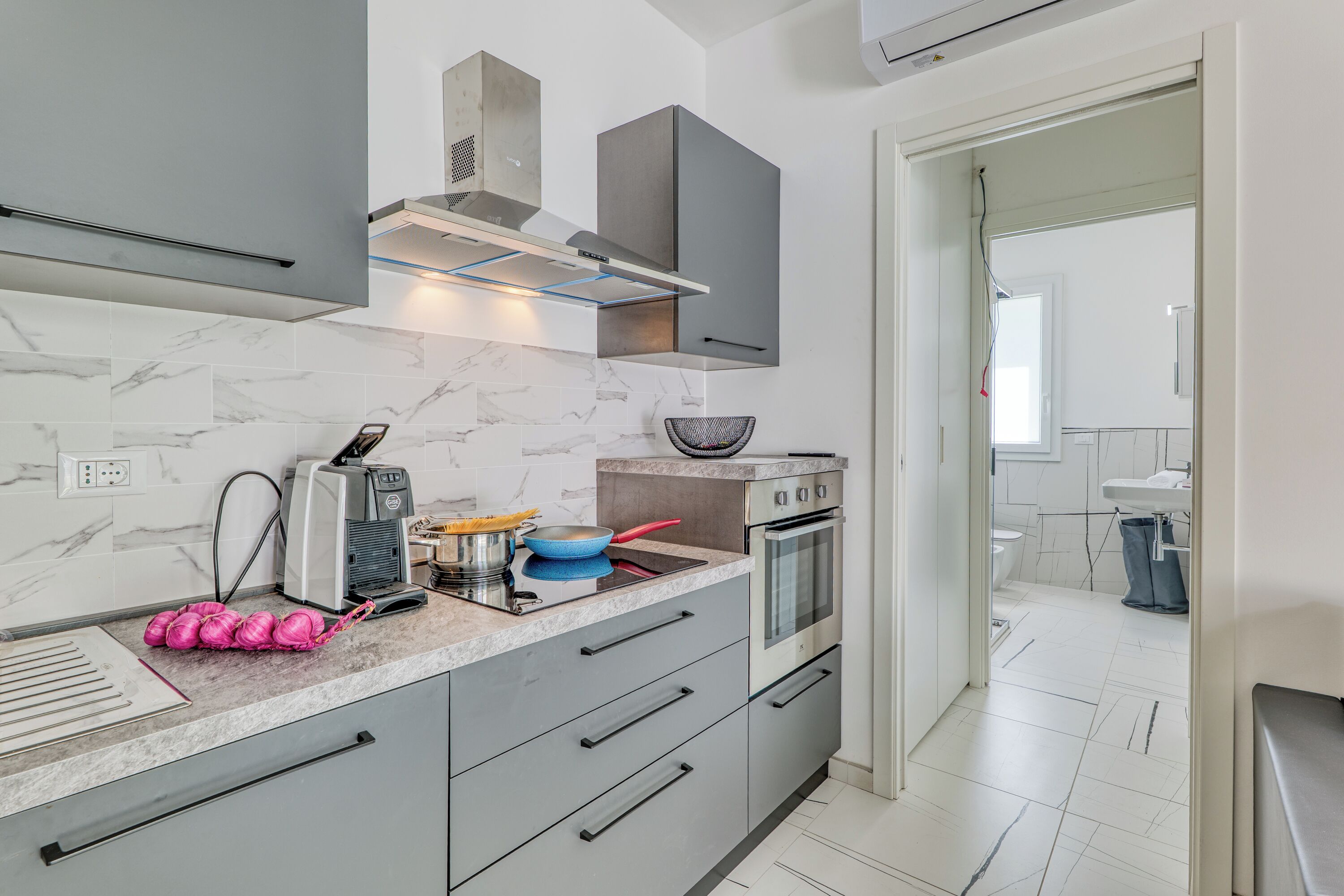 Frigorifero, forno, piano cottura, lavastoviglie