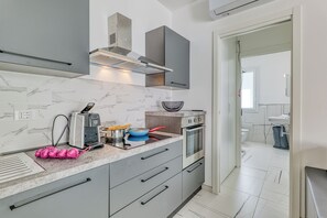 Geladeira, fogão, cooktop, lava-louças