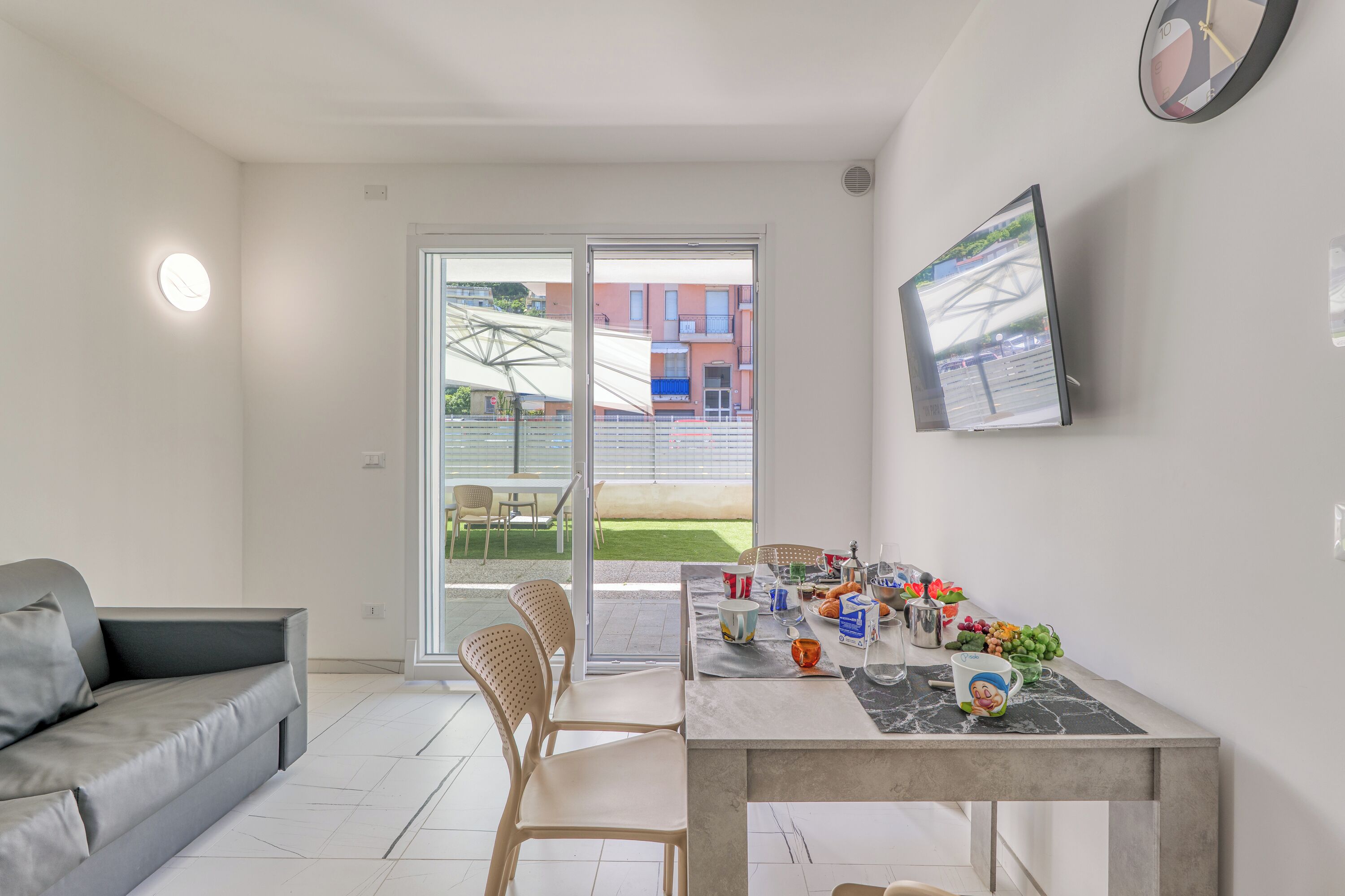 Télévision à écran plat de 21 pouces avec chaînes par satellite