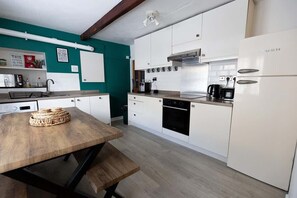 Kjøleskap, mikrobølgeovn, ovn og kokeplater