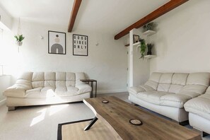 Een televisie en een open haard