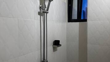 Combined shower/tub, free toiletries, towels, soap