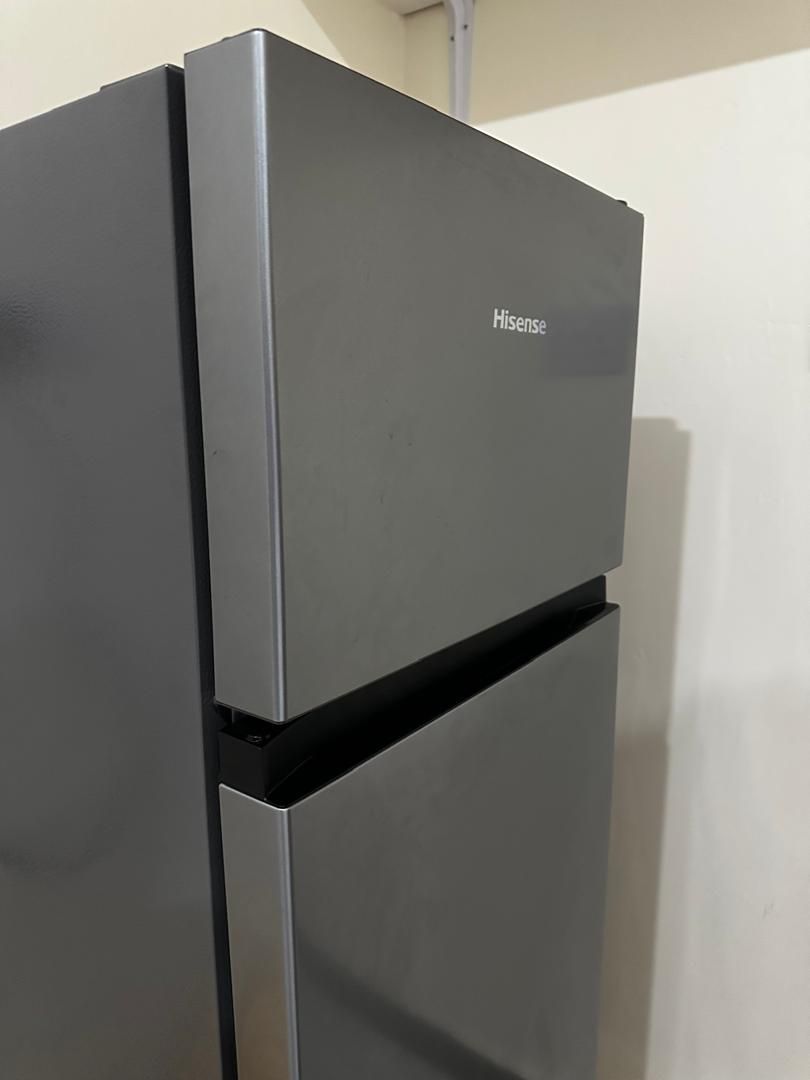 Un réfrigérateur Hisense noir doté d’un compartiment congélateur à l’avant.