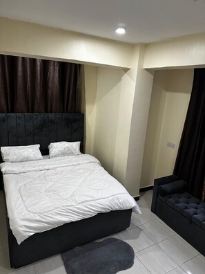 Bureau, espace de travail pour ordinateur portable, Wi-Fi gratuit