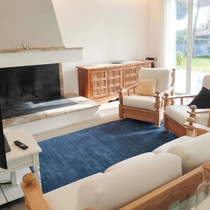 Smart TV, chimenea y libros 