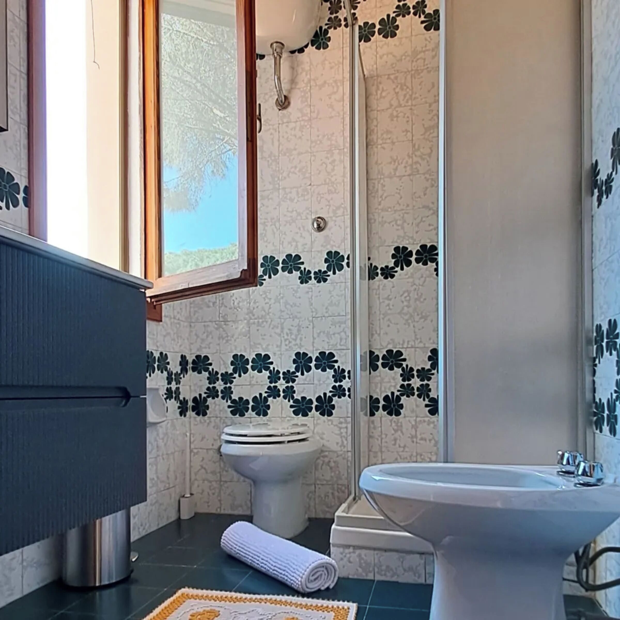 A bathroom with a toilet, bidet, and sink.