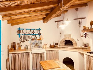 ثلاجة، فرن، موقد طهي مسطح، غسالة أطباق