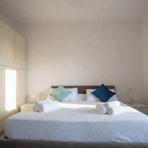 4 habitaciones, escritorio y tabla de planchar con plancha 