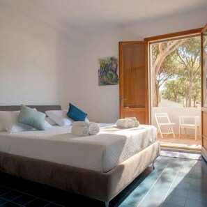 4 habitaciones, escritorio y tabla de planchar con plancha 