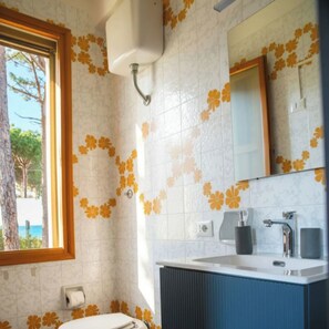 Regadera, secadora de cabello, bidet, toallas 