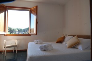 4 soverom, skrivebord, strykejern/-brett og reiseseng for barn